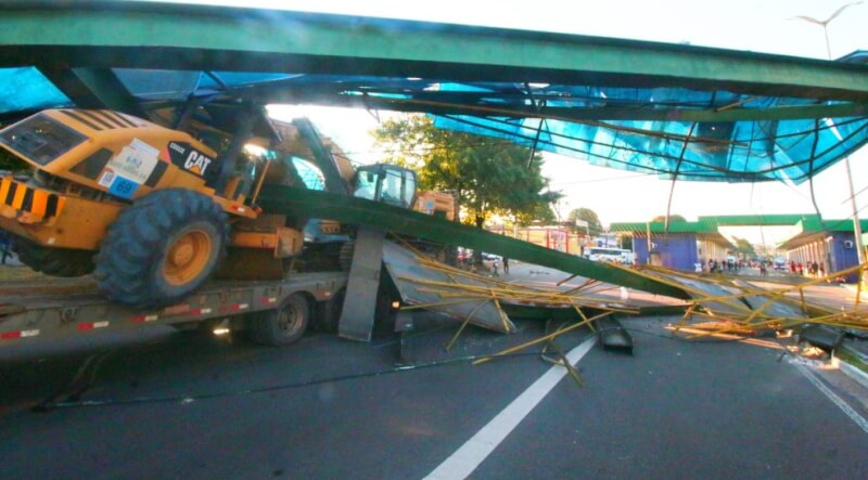 Caminh O Trator E Retroescavadeira Derrubam Passarela Na Torquato